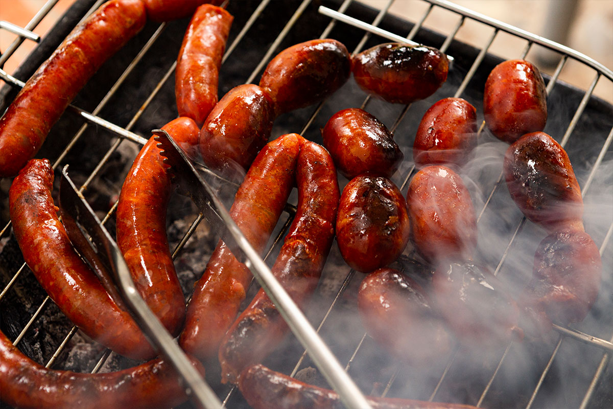 Chorizos y longanizas a la parrilla